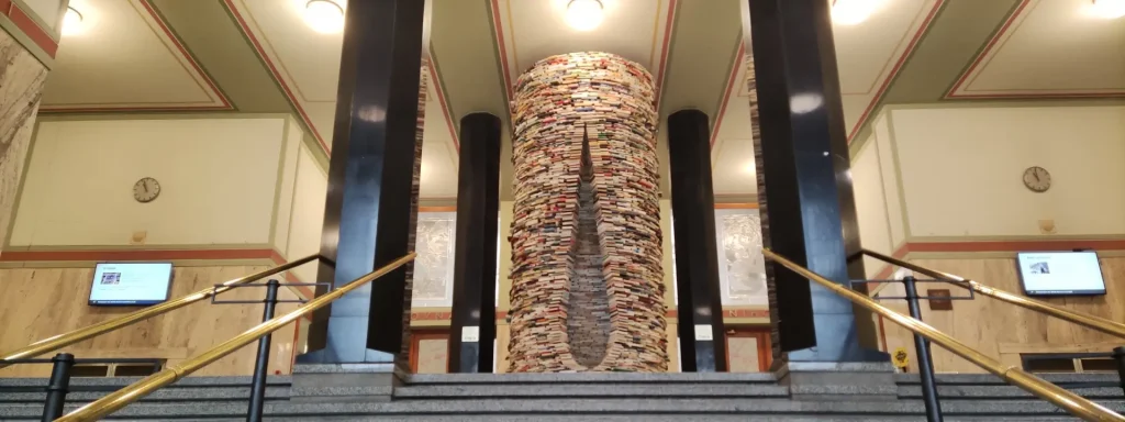 Biblioteca municipal de Praga, Torre infinita de libros